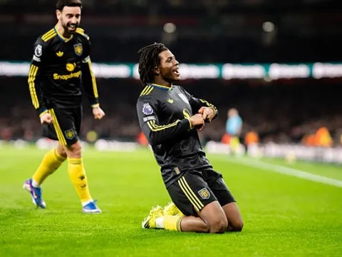 Gary Neville kinh ngạc trước siêu phẩm vô lê của Dorgu