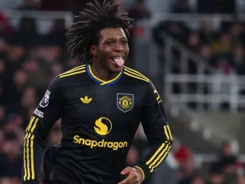 Mike Dean giải mã bàn thắng gây tranh cãi của Patrick Dorgu