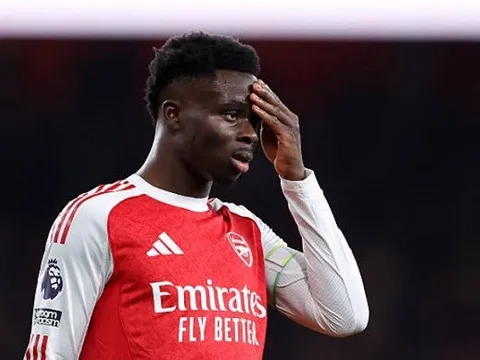 Nỗi cô đơn của Saka khi Arsenal tự bắn vào chân