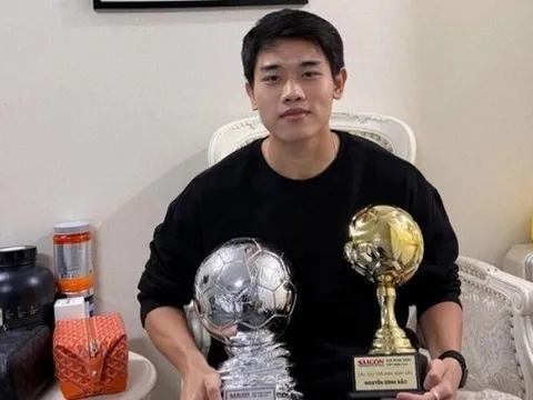 Điểm tin bóng đá Việt Nam 26/1: Đình Bắc khoe "cú đúp" danh hiệu; Dân mạng đòi tăng lương gấp cho HLV Kim Sang-sik