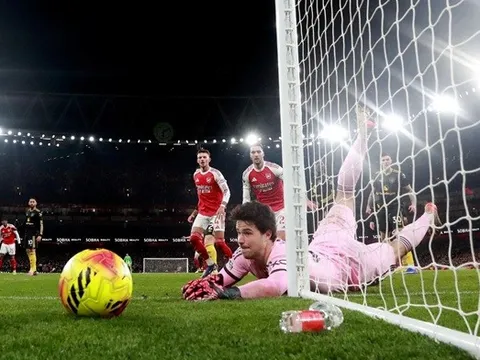 Bức tường Lammens giúp MU đứng vững tại Emirates