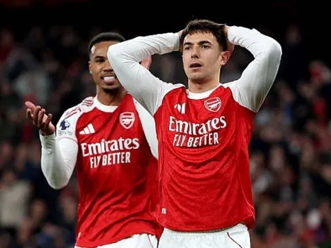 2 khoảnh khắc tự hủy của Arsenal trước Man United