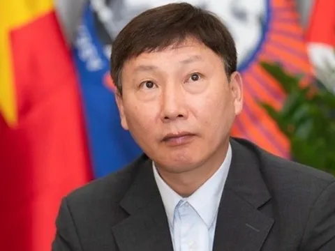 HLV Kim Sang-sik hé lộ lời dặn sau tấm thẻ đỏ của Đình Bắc