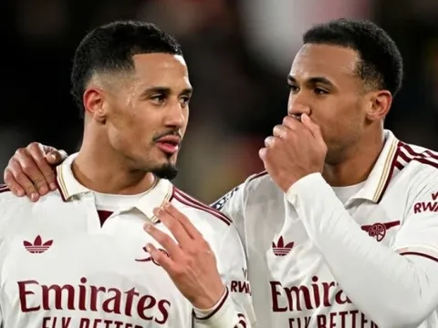 Arsene Wenger chỉ trích Saliba và Gabriel sau trận thua MU