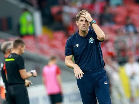 Tin lời ChatGPT, HLV Moreno bắt cầu thủ thức 28 tiếng