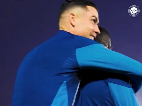 Ronaldo ôm Mane, biểu diễn kỹ thuật đỉnh trước trận Al Taawoun