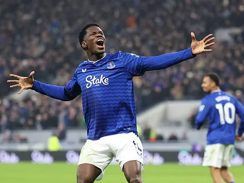 Barry lập công cứu Everton thoát hiểm trước Leeds