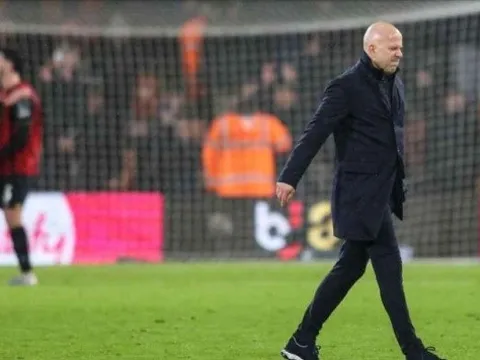 Carragher cảnh báo Arne Slot sẽ mất ghế nếu Liverpool hụt Top 4