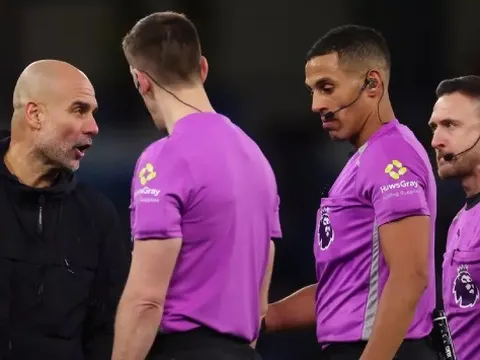 Khiến Pep nổi nóng, trọng tài tân binh EPL bị gạch tên