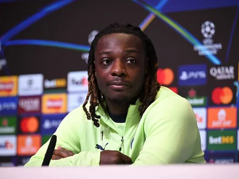 Doku tiết lộ suýt nghỉ dài hạn vì cú tắc bóng của Dalot