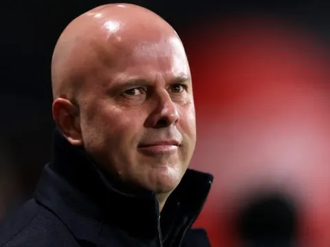 Fan Liverpool đòi sa thải Slot sau phát ngôn tranh cãi