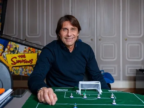 Sau vẻ gai góc của Conte là một quý ông ấm áp