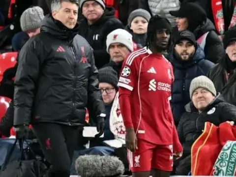 Frimpong lại chấn thương, Liverpool kiệt quệ hàng thủ