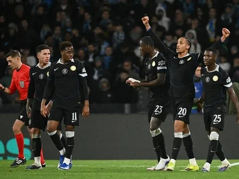 Thắng ngược 3-2, Chelsea tiễn Napoli khỏi Champions League
