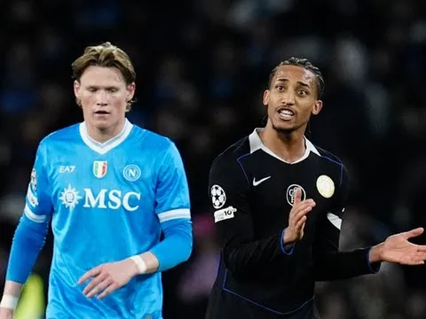 McTominay thất vọng nhìn Pedro loại Napoli khỏi C1