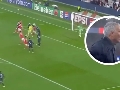 CĐV bái phục Mourinho khi thủ môn ghi bàn phút 98