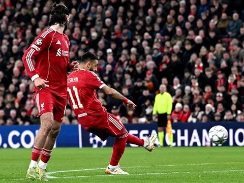 Salah san bằng kỷ lục của Carragher tại Champions League