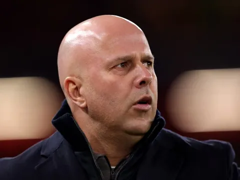 Slot bị chỉ trích vì "đụng chạm" Jurgen Klopp sau trận thắng 6-0