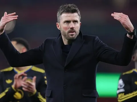 Wright ủng hộ Carrick giữ ghế nóng MU, phản bác Neville