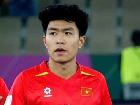 Lý Đức gục ngã trong phòng thay đồ sau tấm thẻ đỏ