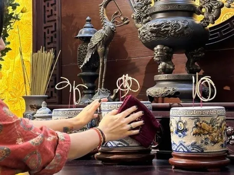 Chuyên gia hướng dẫn các bước bao sái bàn thờ đúng chuẩn, lau bát hương đầu tiên là sai