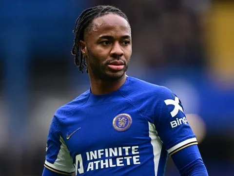 Sterling rời Chelsea phơi bày sự hỗn loạn của The Blues