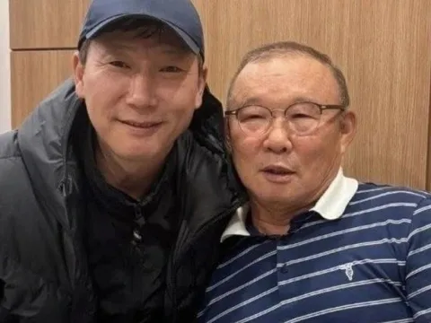 HLV Kim Sang-sik thắng giải, xúc động tri ân HLV Park Hang-seo