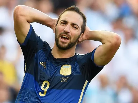 Sự nghiệt ngã mà số phận dành cho đôi chân lạc lối của Gonzalo Higuain