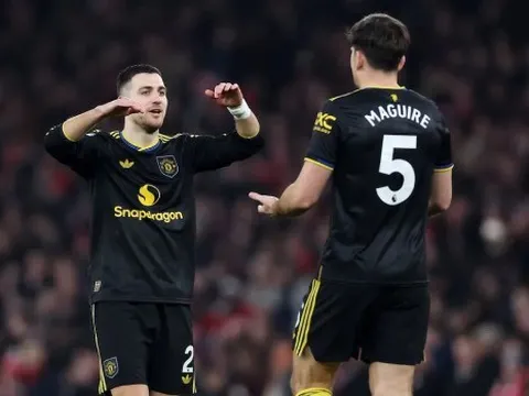 Real nhắm Dalot của MU để vá hàng thủ giờ chót