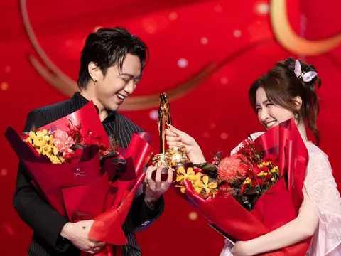 SOOBIN và Hòa Minzy được vinh danh Nam - Nữ ca sĩ được yêu thích nhất tại Giải Mai Vàng 2025