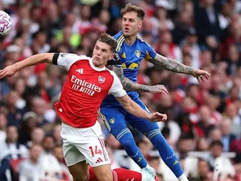 Arsenal hủy bay, phải đi xe buýt 322km đến sân Leeds