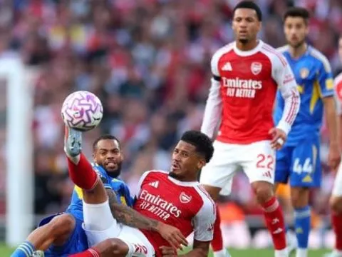 Cạm bẫy bóng chết tại Elland Road đe dọa tham vọng Arsenal