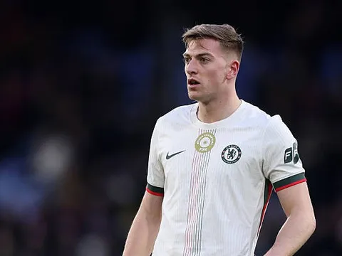 Liam Delap tìm cơ hội ở Chelsea khi đối đầu West Ham