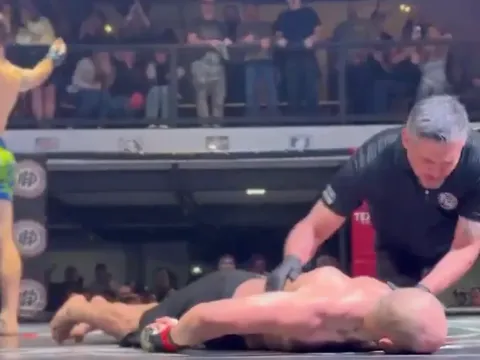 Cú knock-out 'úp mặt sàn' kinh hoàng tại giải đấu của huyền thoại Dan Henderson