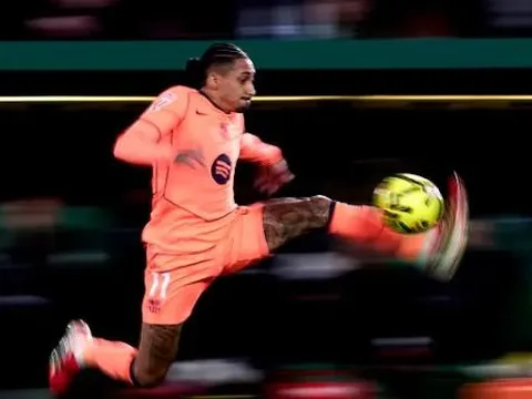 HLV Flick rút Raphinha khỏi sân vì lo ngại chấn thương