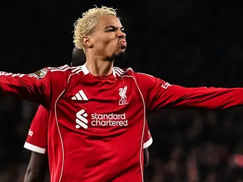 Ekitike trừng phạt Newcastle sau 3 lần từ chối