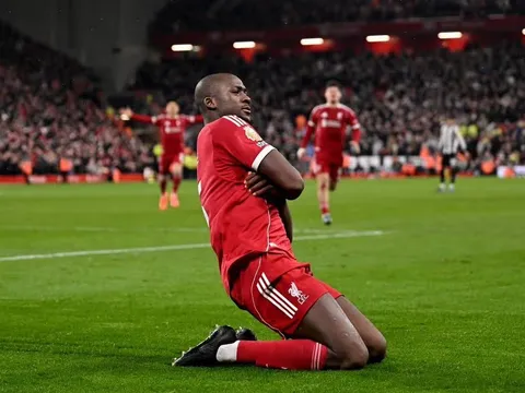 Arne Slot xúc động trước sự hy sinh của Konate