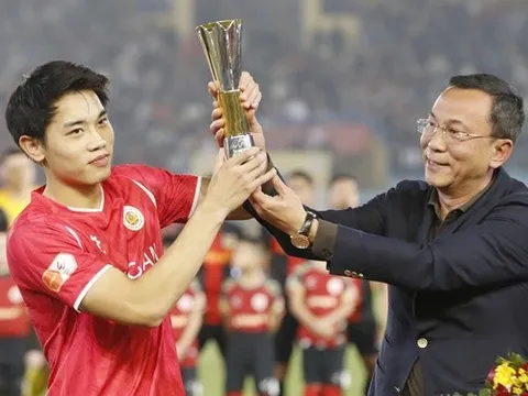 Đình Bắc nhận giải Vua phá lưới U23 châu Á ở Hàng Đẫy