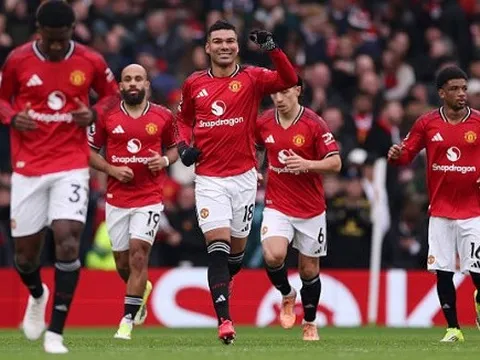 Casemiro đánh đầu tung lưới Fulham sau quyết định VAR kịch tính