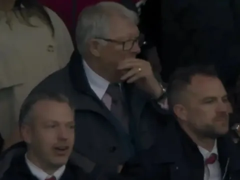 Sesko tái hiện Fergie Time khiến Sir Alex cười rạng rỡ