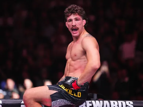 Quillan Salkilld bóp nghẹt Jamie Mullarky bằng đòn siết mặt, khẳng định vị thế kẻ thách thức