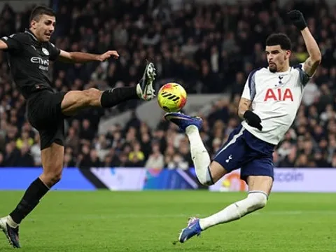 Tottenham ngược dòng ngoạn mục từ khoảnh khắc thiên tài của Solanke