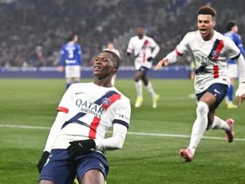 Hakimi nhận thẻ đỏ, PSG vẫn thoát hiểm ngoạn mục trước Strasbourg