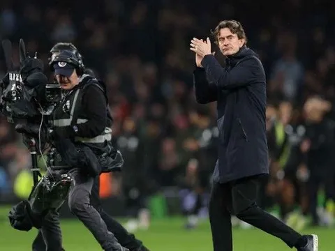 Carragher bênh vực Thomas Frank giữa bão chấn thương