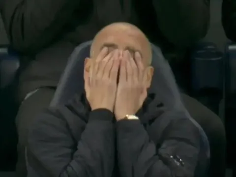 Pep Guardiola ôm mặt thất vọng vì sự vô duyên của Haaland