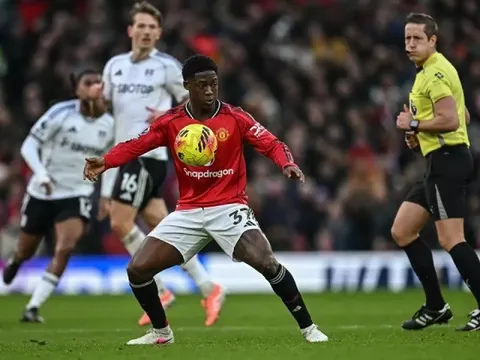 Saha can ngăn MU việc vội vàng gia hạn Mainoo