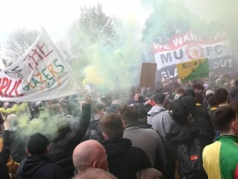 Cổ động viên Man Utd trút giận lên cả nhà Glazer lẫn INEOS