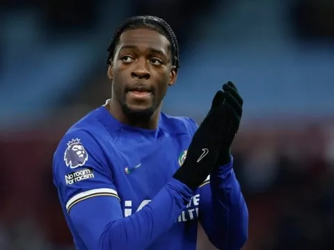 Paul Merson cảnh báo West Ham về cách dùng Axel Disasi