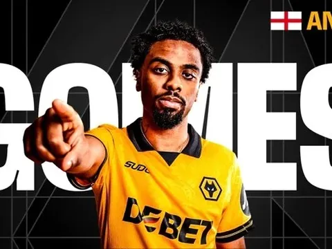 Vừa bán trụ cột, Wolves lập tức nổ cú đúp Armstrong, Angel Gomes