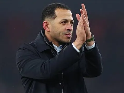 Bị chê hèn nhát, Rosenior đáp trả huyền thoại Arsenal